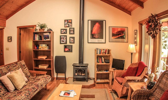 Volcano Cabaña | Cute, spacious rainforest cottage close to HVNP