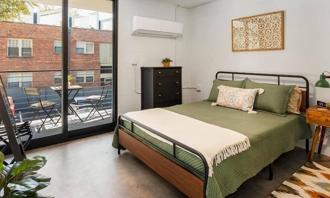 Virginia Highland Apartamento | Cute Studio with Queen Bed, City Walkable!