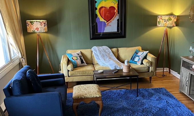 Winooski Apartamento | Cute Sunny Retro 70's Vibe Apartment