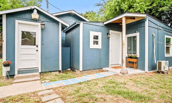 Central Oklahoma City Apartamento | Cute Tiny House With Fenced Yard Near Plaza Dist