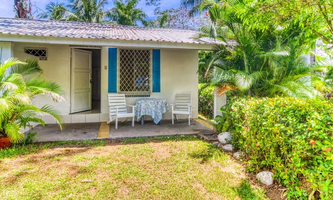 Puntarenas Apartamento | Linda villa en propiedad frente al mar con piscina compartida y hermosos jardines.