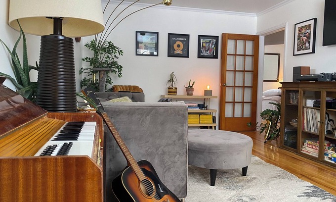 North London Casa | Cute Vintage Music House in the Heart of London