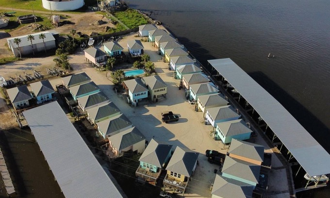 Fish Camps Condominio | Cute waterfront bungalow, tons of amenities, a small gated fishing community!