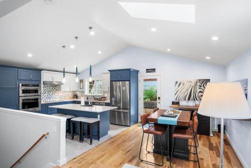 Fairmount Park Casa | Cute West Seattle Home w Firepit