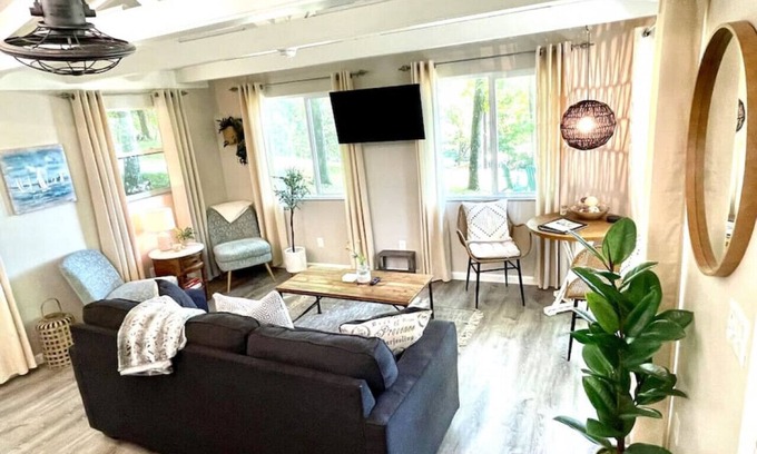Cadiz Cabaña | Cutest Cozy Getaway Cottage w/ Sunset Lakeview