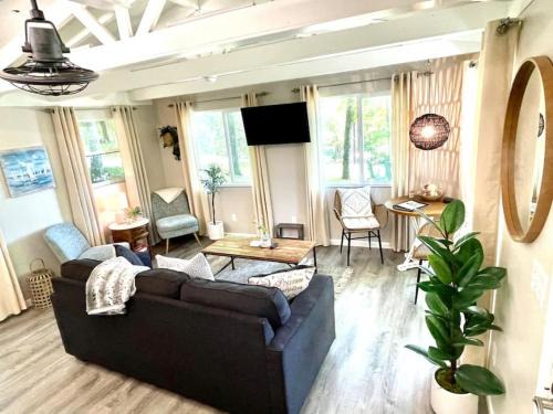 Cadiz Casa | Cutest Cozy Getaway Cottage with Sunset Lakeview