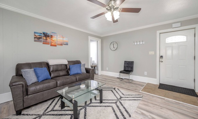 Cuyahoga Falls Casa | Cuyahoga Valley National Parks Home! Close to downtown Cuyahoga Falls!