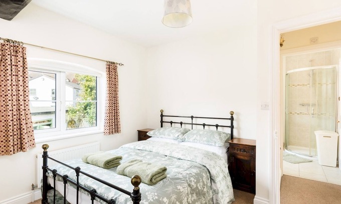 Warwick Town Centre Casa | CV34 4JD 20 St Nicholas Church Street · Cosy 2 Bed, Central Warwick & Parking | Pass The Keys