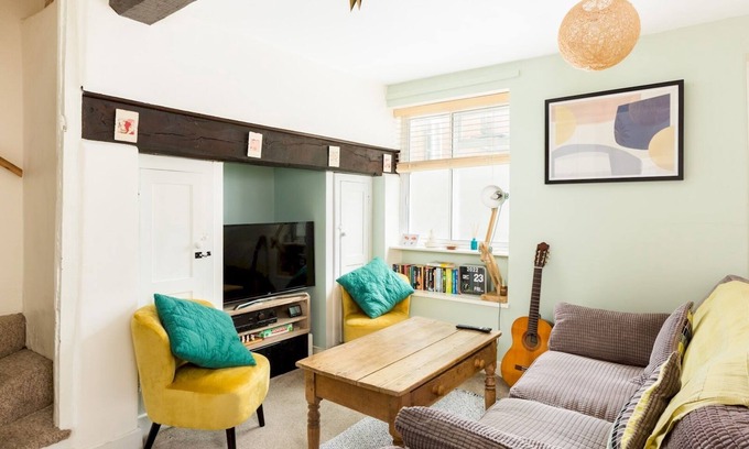Warwick Town Centre Casa | CV34 4ST 23 The Butts Warwick · Traditional 2 Bed Cottage, Central Warwick | Pass The Keys