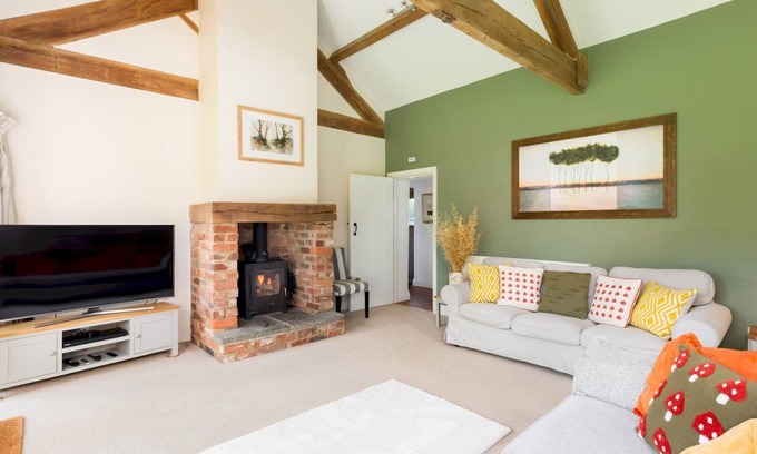 Uckington Casa | CV35 8AT, The Barns, Hampton Lucy · Peaceful 2Bed Retreat in Hampton Lucy & Parking | Pass The Keys