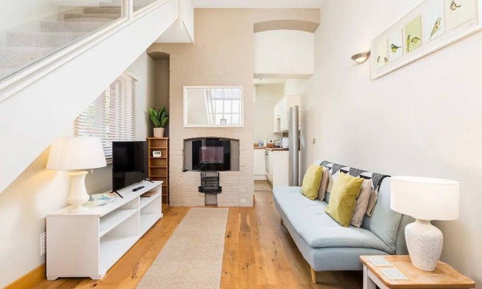 Shottery Casa | CV37 9HF The Tack Room Shottery · Charming 1Bed in Shottery with secure Parking | Pass The Keys