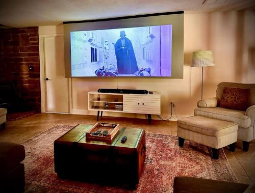 Valley View Casa | CVNP & Chill I Movie Projector I Awesome Backyard