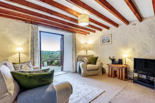 Dinas Cross Casa | Cwm Bach