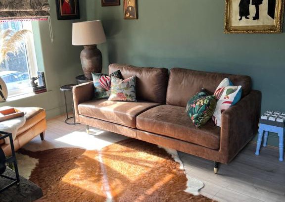 Llantrisant Casa | CWTCH COTTAGE Llantrisant 2 bed home - sleeps 4