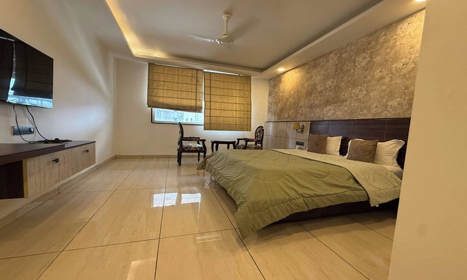 DLF City Hotel | Cyber Vista