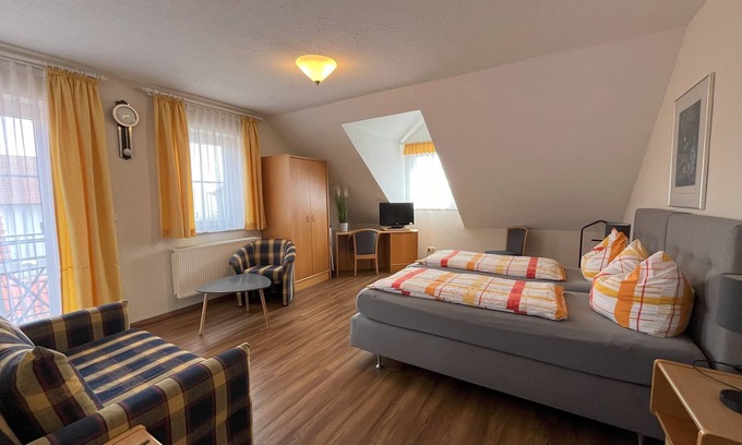 Pleinfeld Apartamento | Cyclist-friendly apartment, 2nd floor (42sqm), with balcony and separate kitchen