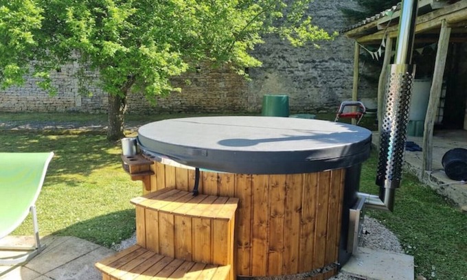 Paizay-le-Tort Cabaña | 'Cymberline' Family Gite with Shared Hot Tub & Swimming Pool - Sleeps 4