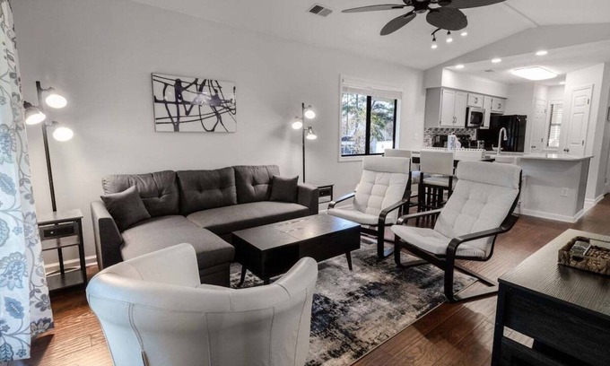 Little River Condominio | Cypress Bay Little River 2BR Local Getaway + Pool! | Cypress Bay EE15