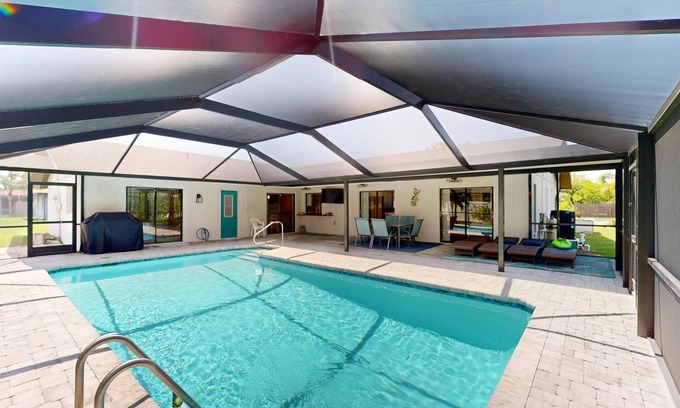 Biggar Casa | Cypress House Private SALTWATER pool. Great location, 7 miles to the beach!