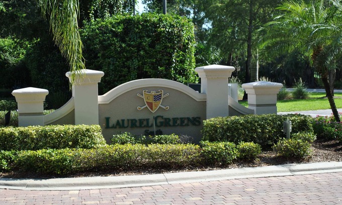 Naples Condominio | ** ¡2 habitaciones + Den / 2 baños completos en la calle 18! **