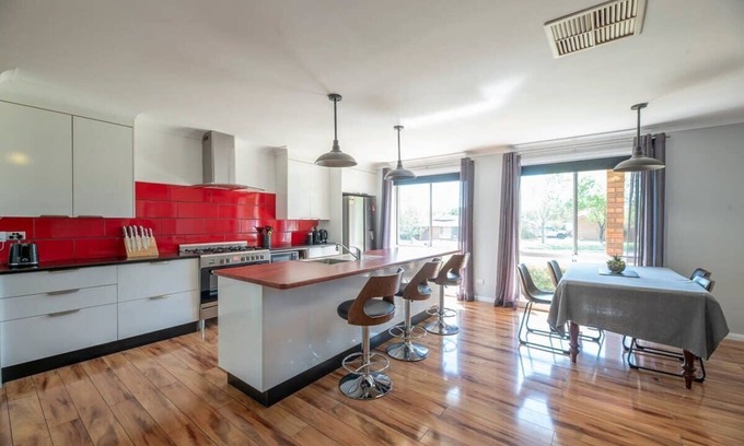 Dubbo Casa | Cyril Towers - Family Retreat, Pets Allowed
