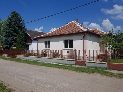 Poroszlo Apartamento | Czinege Vendégház - Kis ház