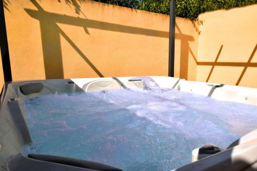 Montelimar Casa | Décompression assurée - Super Calme - Jacuzzi Chauffé à remous - Jardin et Terrasse - Clim - Salle de Jeux avec Fresque Provençale - Grande Piscine Partagée au Sel - Maison spacieuse, tout équipée et joliment décorée - Proche des commodités