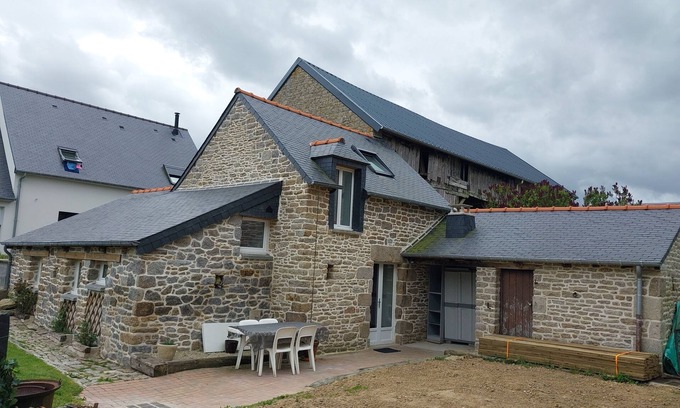 Saint-Carne Cama Y Desayuno | Dépendance de Charme au Calme Proche du Centre de Dinan