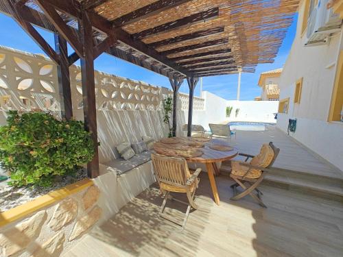 Playa Paraíso Casa | Dúplex mediterráneo con piscina y cenador