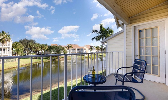 Ocean Side Village Apartamento | D&D · Pondview Modern Farmhouse Condo