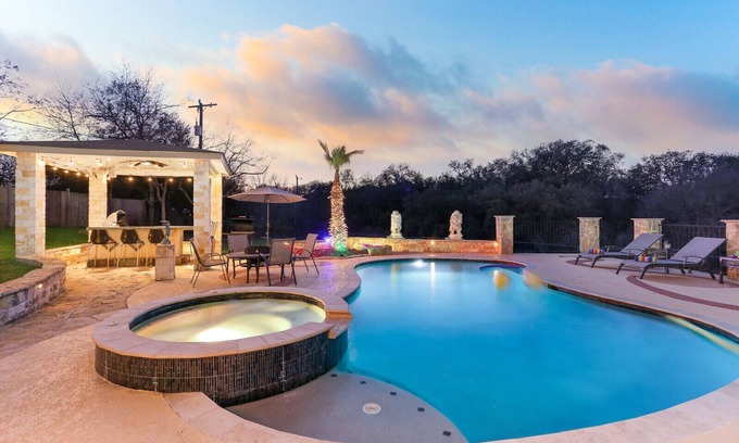 San Antonio Casa | D'Hidden Gem |Sleeps16 |Heated Pool, 5 acres