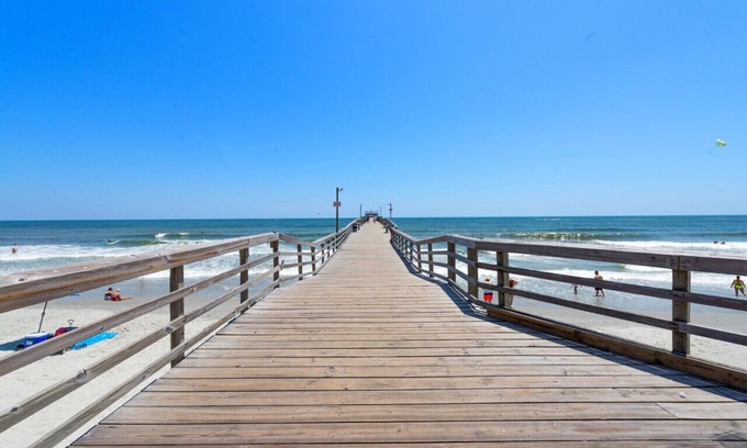 Myrtle Beach Apartamento | D · Modern 4BR Central Near Beach & Pier King Beds #D