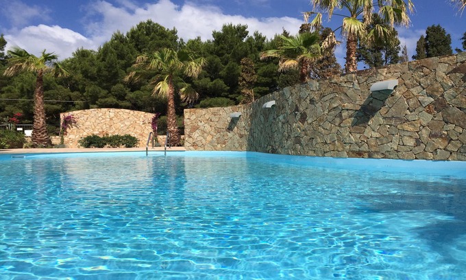 Porto Pino Apartamento | Apartamento con jardín en residencia con piscina.