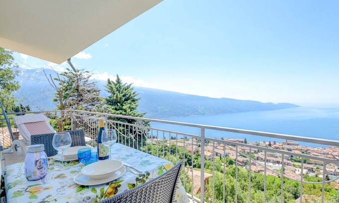 Gardola Chalet De Esquí | Da Guido with stunning Lakeview