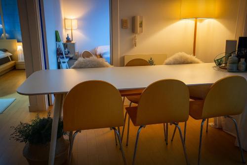 Daemyeong-dong Apartamento | Daegu, Apsan, Room 2, Spacious Living Room, Emotional Dining, Pretty Bathtub, Parking Guaranteed