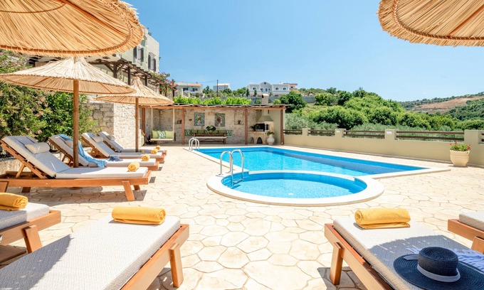 Dafni Villa | Villa Dafni! Vistas al campo, a poca distancia de tiendas, cerca de la playa!