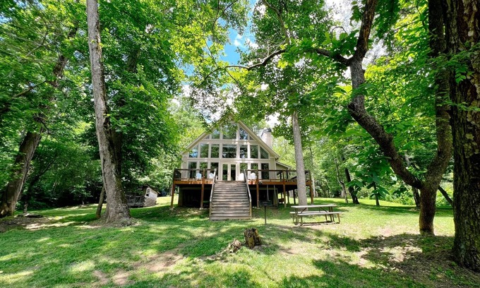 Dahlonega Chalet De Esquí | Dahlonega Chalet en el río Chestatee. Muy privado y familiar.