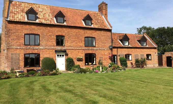 Thetford Cabaña | Dairy Cottage, Norfolk - 17th Century Self-Contained Cottage, Beautiful Garden