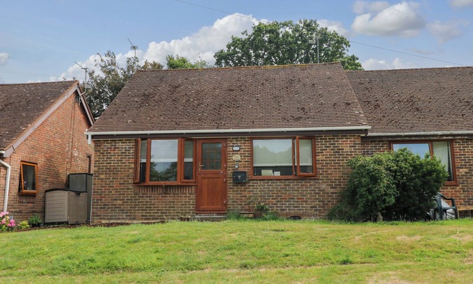 Pevensey Cabaña | DAISY COTTAGE, pet friendly, with pool in Stone Cross