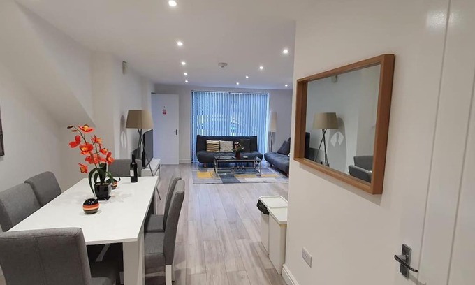 Kidlington Apartamento | Daisy Lodge - Spacious Two Bed Flat - Parking, Netflix, WIFI - Close to Blenheim Palace & Oxford - F1