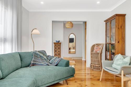 Port Noarlunga South Casa | Daisy's Beachside Cottage-Picnic Garden & Games