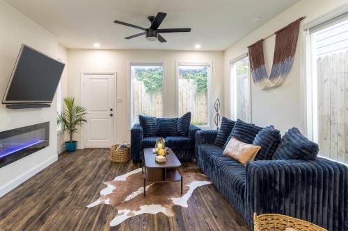 Dallas Casa | Dallas Luxe Townhome !Rooftop Movie Theater !9 Min to Downtown