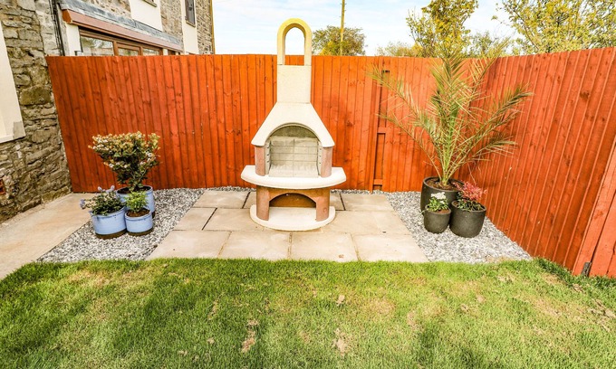 Llansaint Casa | DALTON COTTAGE, pet friendly, character holiday cottage in Llansaint