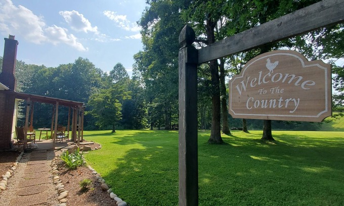 Crossville Casa | Dalton Farm-quiet, country setting w/ fishing pond
