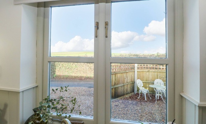 Skeyton Cabaña | DAMSON COTTAGE, pet friendly, with hot tub in North Walsham