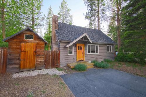 Tahoe Paradise Casa | Dancing Bear Cabin - Pet Friendly Sleeps 4 Totally cute
