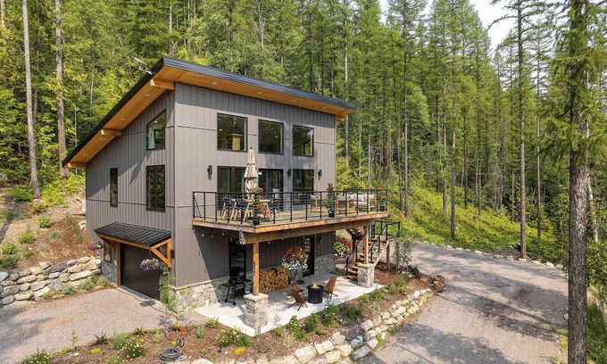 Columbia Falls Casa | Dancing Bear Haus - Gorgeous Mountain Modern bet/ Glacier Nat’l Park & Whitefish