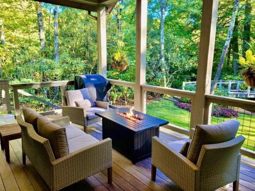 Highlands Casa | Dancing Bear Walk to Town