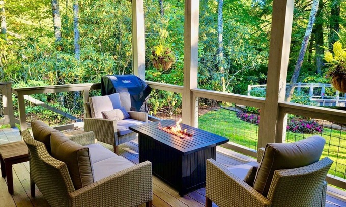 Highlands Casa | Stroll to Town Harris Lake, covered deck, Fiber Optic Internet
