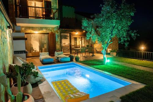 Aristotelis Casa | Dandy Villas Nea Roda - Melodic Waves - Private - Pool - Parking - Cellar